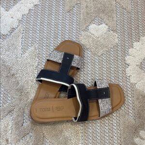 Toms Black and White Seacliff Open Toe Slide - Size 9.5 Women’s